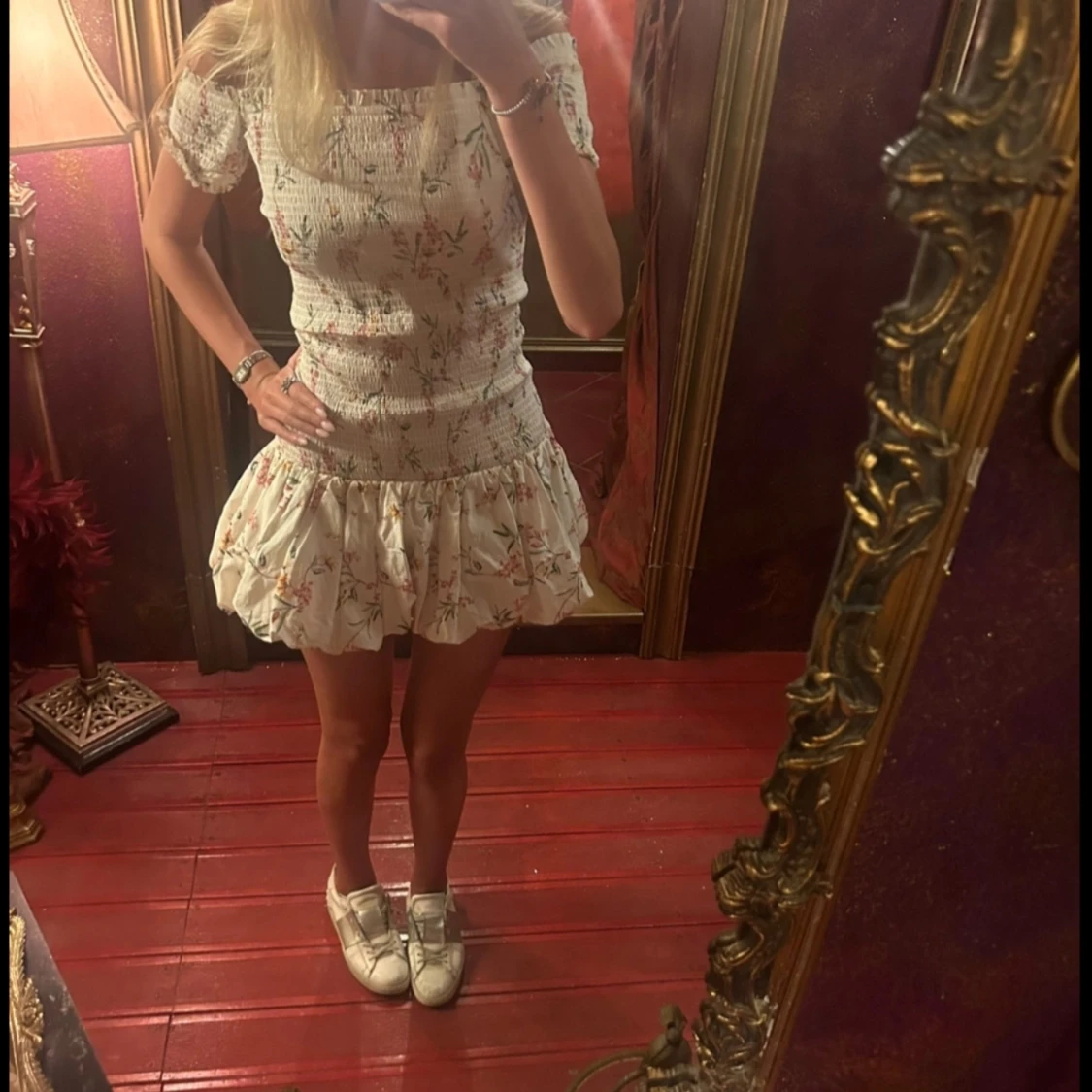 Blommig kortklänning med volang