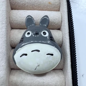 Totoro-inspirerad ring - Söt ring i keramik formad som Totoro från Studio Ghibli. 