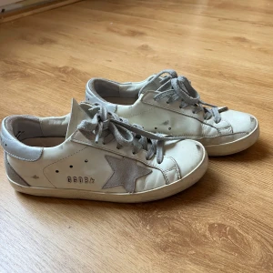 Golden Goose skor  - Säljer dessa skor som jag köpte för prick ett år sedan, de användes lite förra året men har inte använt de sen förra sommaren. Tyvärr har skorna gått upp på ena sidan av båda skorna (se bild 3,4) men det går lätt att fixa eller att lämna in hos skomakaren. Skriv för fler bilder eller frågor!! 