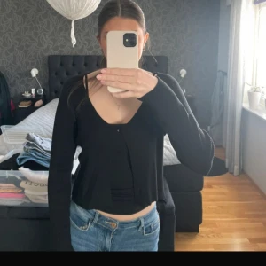 Svart  kofta från Chiquelle - Svart ribbad kofta från Chiquelle. Strl XS/S. Använd fåtalet gånger. Passar perfekt att ha över exempelvis ett linne😊