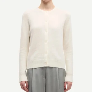 Vit kofta i ullblandning från Samsoe Samsoe - Säljer en klassisk vit kofta från Samsoe Samsoe i mjuk ullblandning! Storleken är XS och orginalpris är 1600kr. Skriv till mig vid frågor eller om ni vill ha mer bilder! ❤️❤️