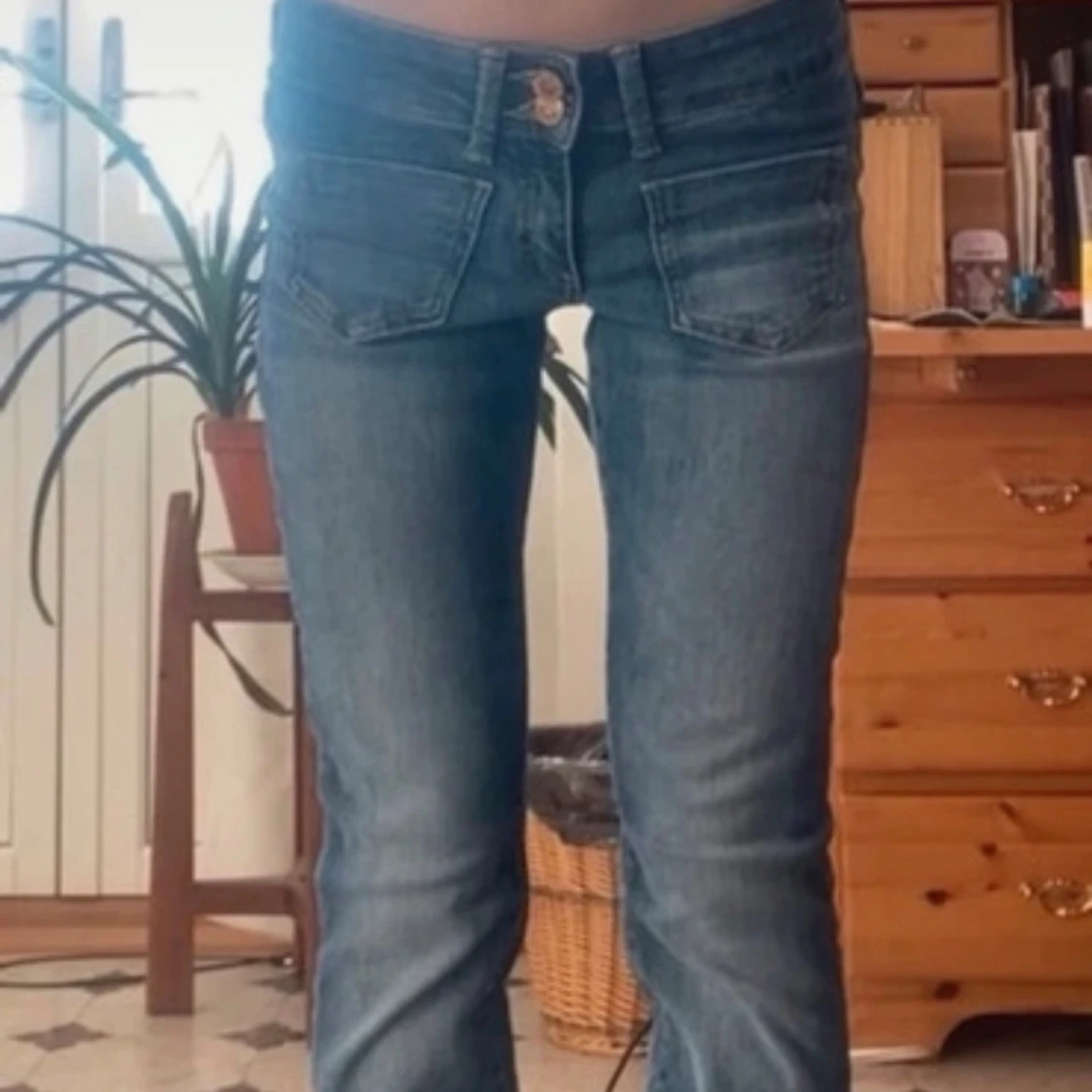 Blå bootcut jeans med låg midja