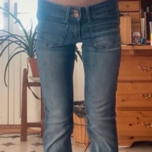 Blå bootcut jeans med låg midja - Snygga blå jeans med bootcut passform och låg midja. Ifrån vero Moda! Storlek xs! 