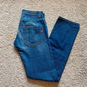 Blåa dondup music jeans  - Säljer ett par klassiska blå dondup. Jeansen har normal passform och är tillverkade i denim med snygga kontrastsömmar.  Bättre vid snabb affär😁