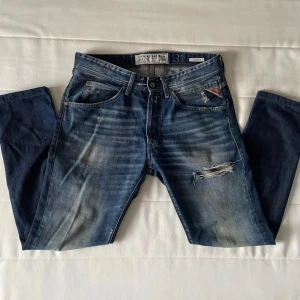 Replay Jeans - Snygga blå jeans från Replay med slitningar, de är modellen zonman, nypris 1500kr. De är storlek W31 L32, och passar bra på mig som är 180cm. Tveka inte att ställa frågor, priset kan diskuteras! 💯