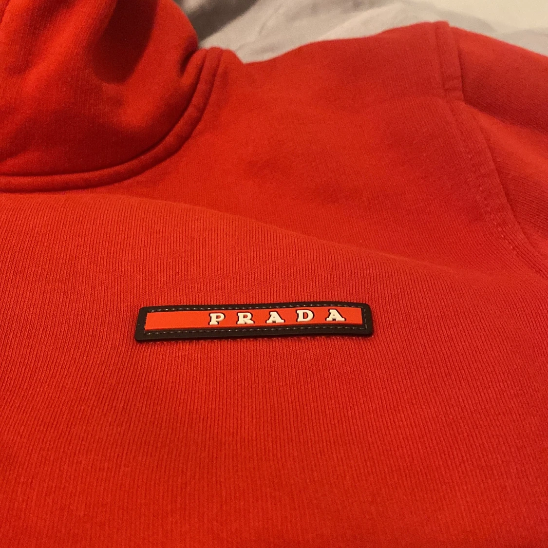 Röd hoodie från Prada - 1