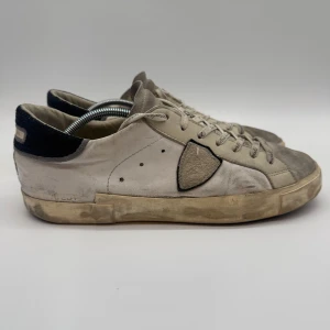 PHILIPPE MODEL PESX SNEAKERS - Philippe model prsx sneakers - Skick: 7,5/10 - Storlek 43 sitter som 44 - Tillbehör: Enbart skorna - Nypris 3700kr - deluxecloset 