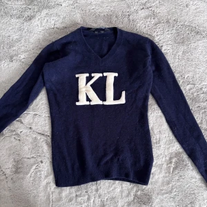 Stickad tröja  - Jättefin stickad tröja från Kingsland! Använd Max 5 gånger så i jättefint skick💓💓 nypris ligger runt 1300kr! 