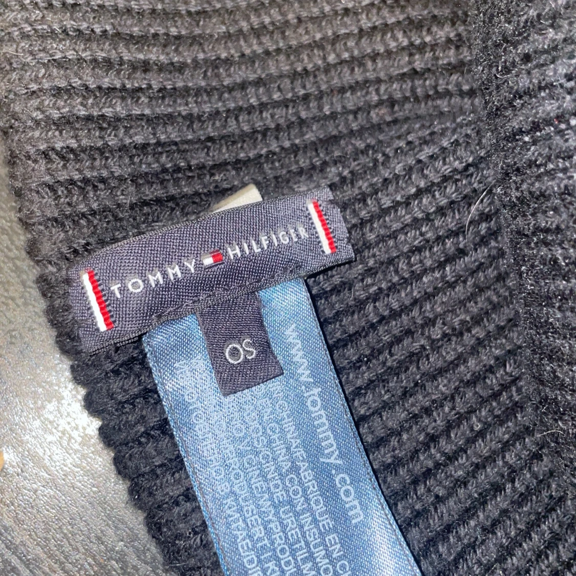 Svart ribbad mössa från Tommy Hilfiger - 1