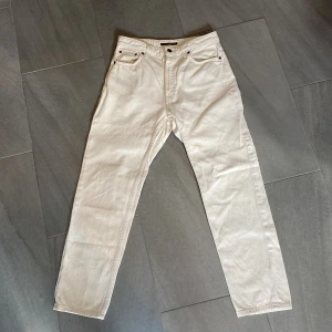 Vita Nudie jeans - Säljer dessa riktigt schyssta vita jeans från nudie. Byxorna är i fint skick och knappt använda. Säljer dom för att jag har växt ut dom. Storlek 30/28 Pris kan diskuteras, tveka inte att höra av er!