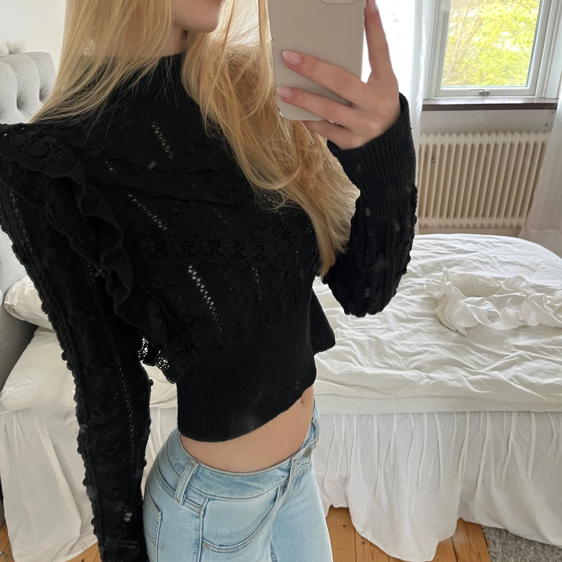 Svart stickad tröja med volang från Zara - 1