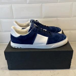 Valentino Flycrew - Valentino Flycrew skor i toppskick | Storlek 44 | Alla nitar på | Ingår: Endast skorna | Hör av dig vid frågor eller funderingar!