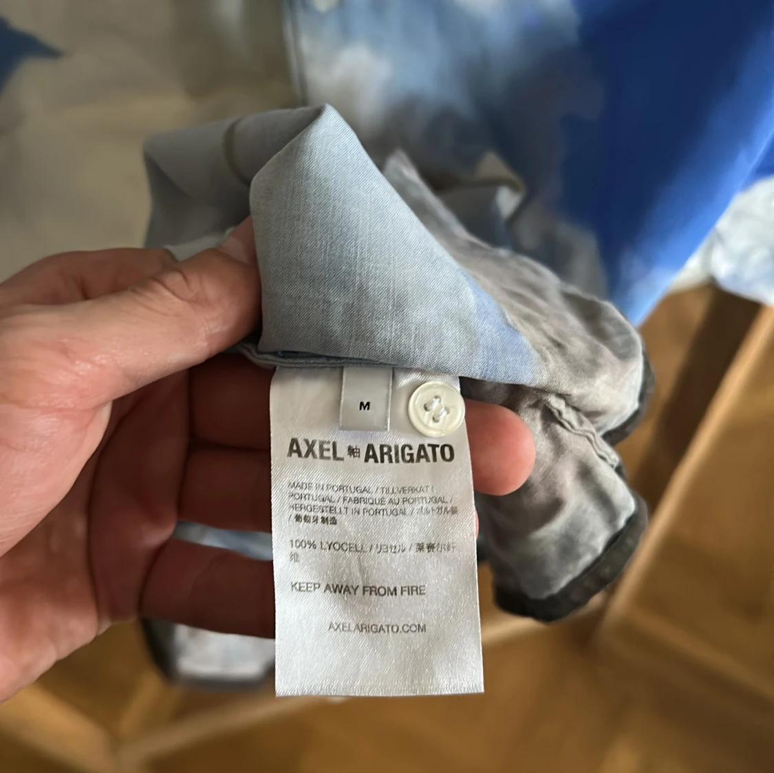 Blå kortärmad skjorta med molnmotiv från Axel Arigato - 2