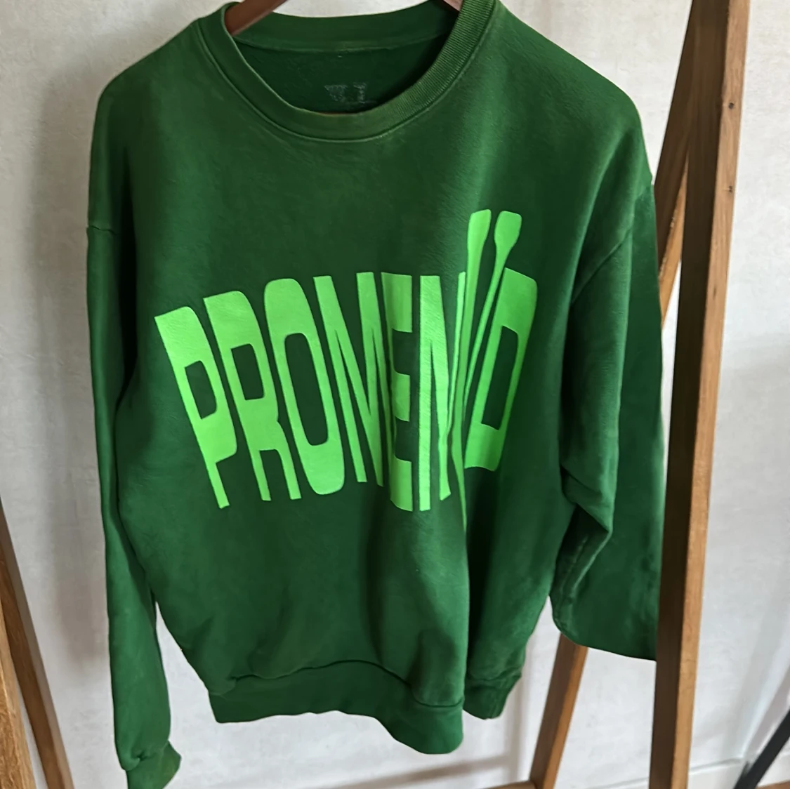 Grön sweatshirt med neongrönt tryck från VLONE