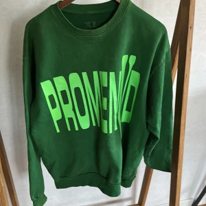 Grön sweatshirt med neongrönt tryck från VLONE - Vlone x Asap Rocky ”Promenad” 
