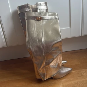 Folded boots   - !Kontakta innan du köper! Oanvända guldiga folded boots från Lululia (endast testade)✨💕Pris kan diskuteras. Vill ha de sålda då de inte kommer till användning. 