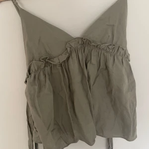 Olivgrönt linne från Zara. - Säljer mitt fina Zara linne, aldrig andvänd utom när jag tog bilderna, lappen fortfarande på, skriv för fler bilder🩷