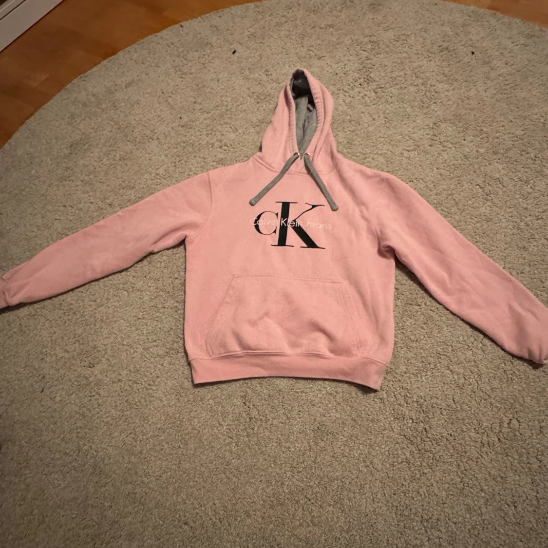 Rosa hoodie med CK-tryck från Roly