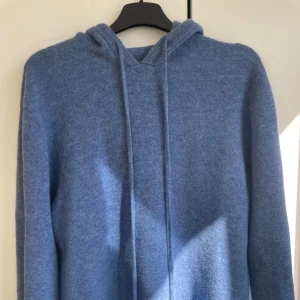 Kashmir hoodie - Blå Hoodie i Kashmir/merino blandning i storlek M men kan även passa S