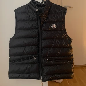 Moncler gui väst  - En svart gui Monclerväst, size 2 (S-M) väldigt bra skick!