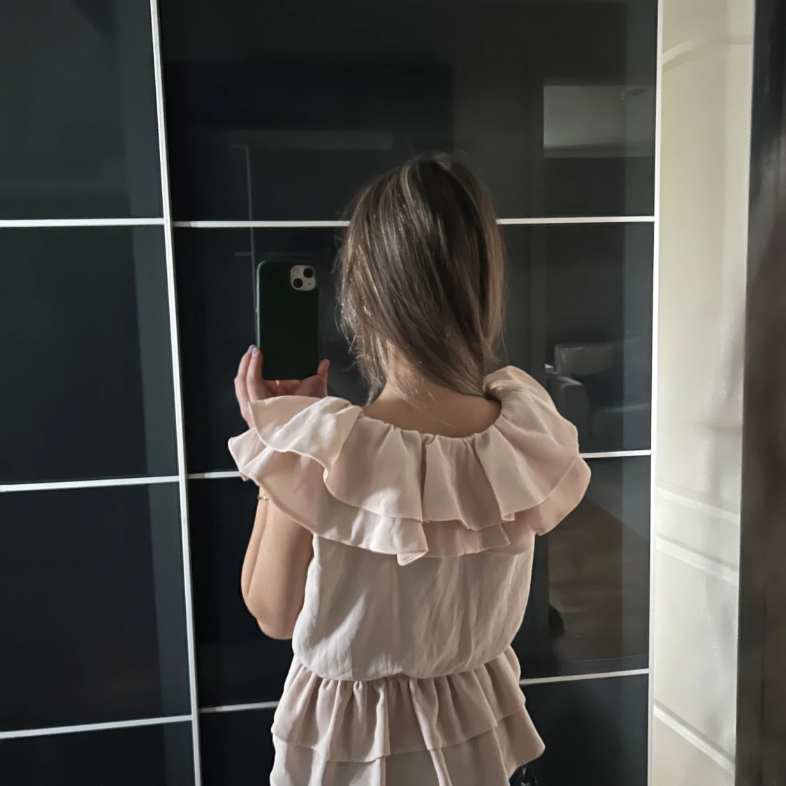 Beige volangtopp med ryschdetaljer - 2