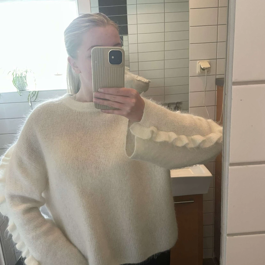 Vit stickad tröja med volangdetaljer - 2