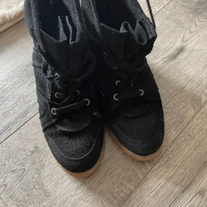 Svarta kilklackar, wedges - Storlek 38. Från märket pavement. Inbyggd kilklack. De har en väldigt lik design som Isabel Marant bobby sneakers 💋