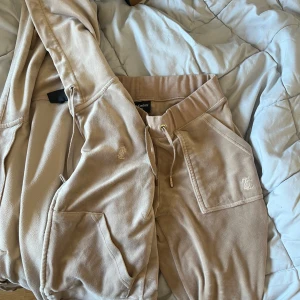 Juciy sett  - Säljer ett helt juciy sett. Jätte fina o sköna. 