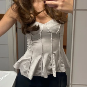 Korsett topp  - Säljer en snygg beige/glansig skitsnygg korsett-topp! Använd 1 gång och som ny❣️