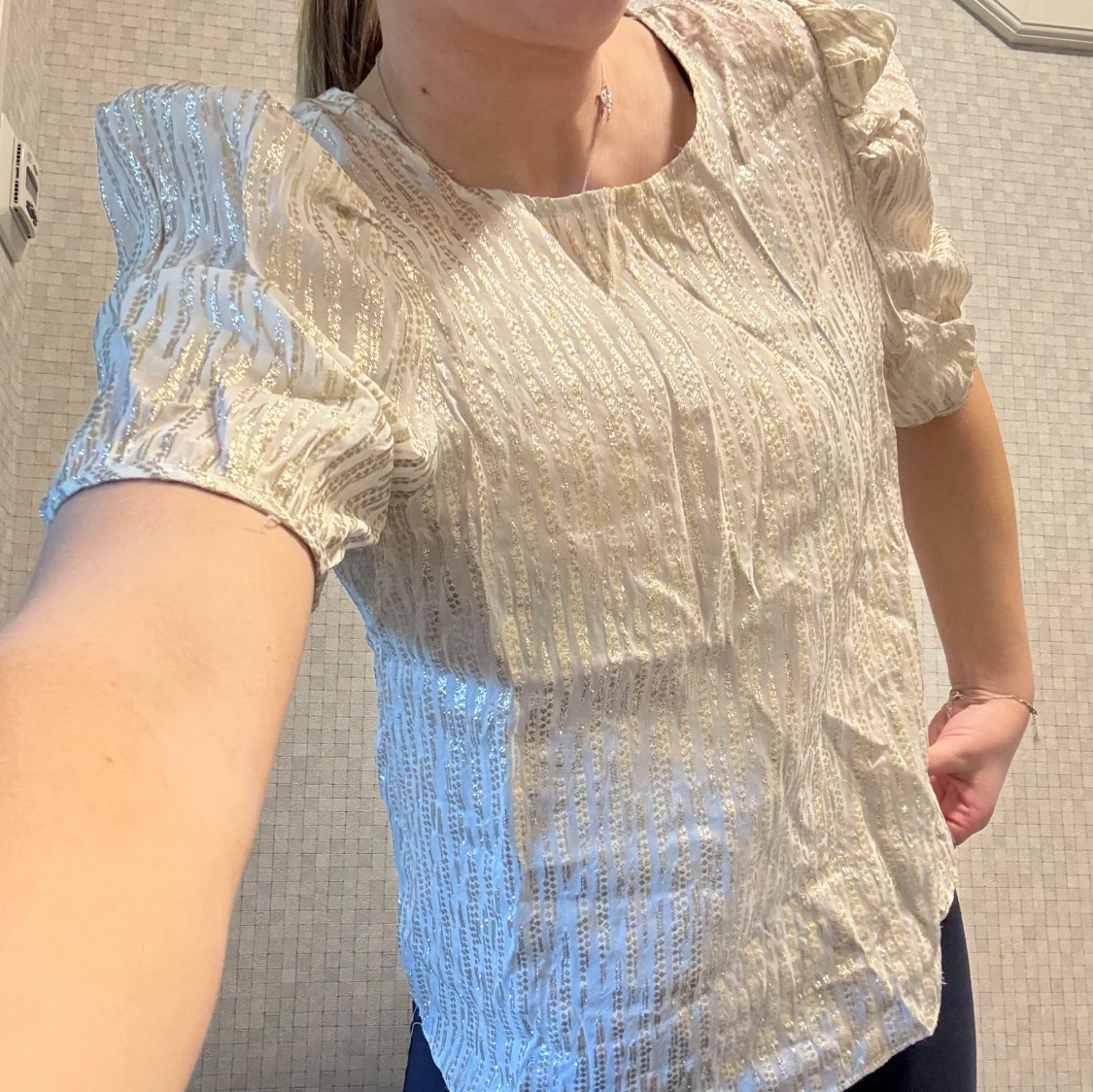 Glittrig puffärmad blus i silver och vitt - 1