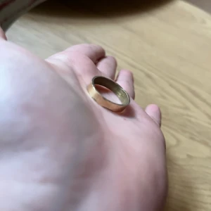 Enkel guld ring  - Säljer en stilren och enkel ring i guld. Ringen har en klassisk, slät design utan stenar eller mönster. Passar perfekt för dig som gillar minimalistiska smycken.liten repa