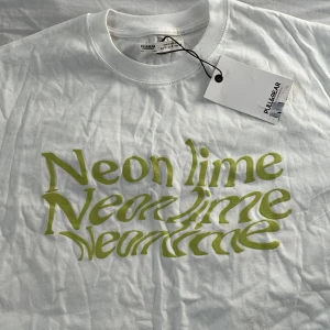 T-shirt med tryck - Oanvänd T-Shirt från Pull&Bear. 
