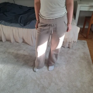 Beige mjukisbyxor med dragsko - Säljer ett par beige mjukisbyxor med bred resår i midjan och dragsko. Byxorna har raka ben, stora fickor fram och bakfickor. Perfekta för en avslappnad stil och riktigt sköna att ha på sig. Dom är från lager 157, tagit bort lappen så man kan vika ner resår kanten!🌸🤍
