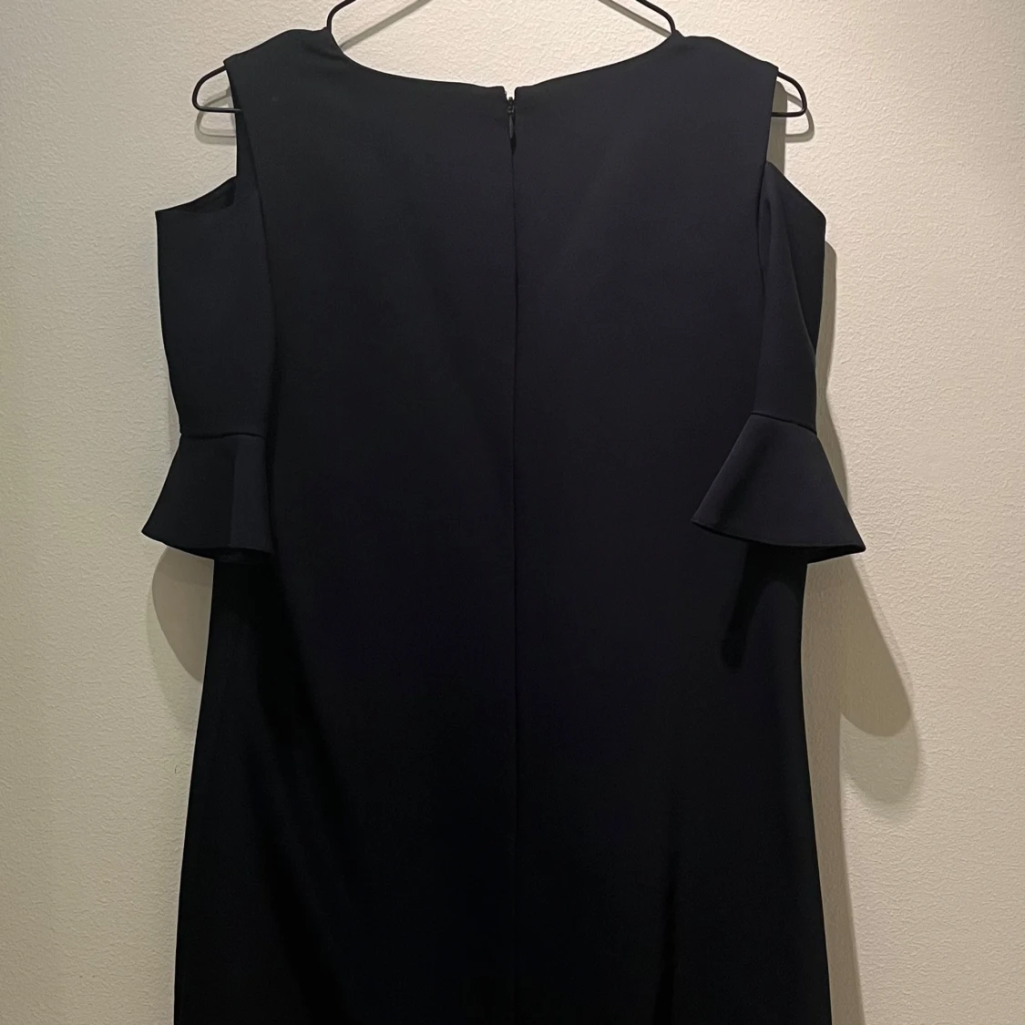 Marinblå klänning med volangärm från Zoul  - 2