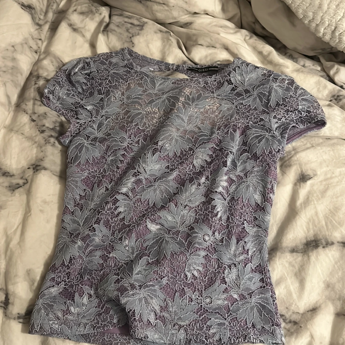 Ljuslila blommig spetsblus, Guess. 