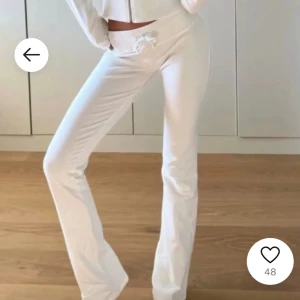 Vita lågmidjade mjukisbyxor  - Säljer ett par lågmidjade utsvängda vita mjukisbyxor med snörning i midjan från nelly. De är uppsydda för de va för långa för mig som är 163 cm. Obs det finns en liten fläck på baksidan av benet som du ser på bild 4. Kontakta mig privat vid frågor eller liknande💕