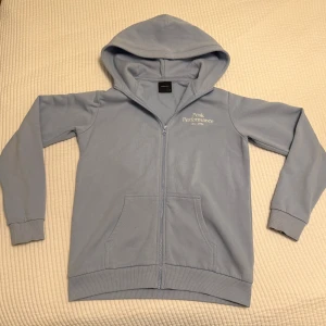 Peak performance hoodie - Säljer denna feta hoodie nu för ett fint pris. Tröjan är i fint skick. Bara att höra av sig vid minsta fundering!