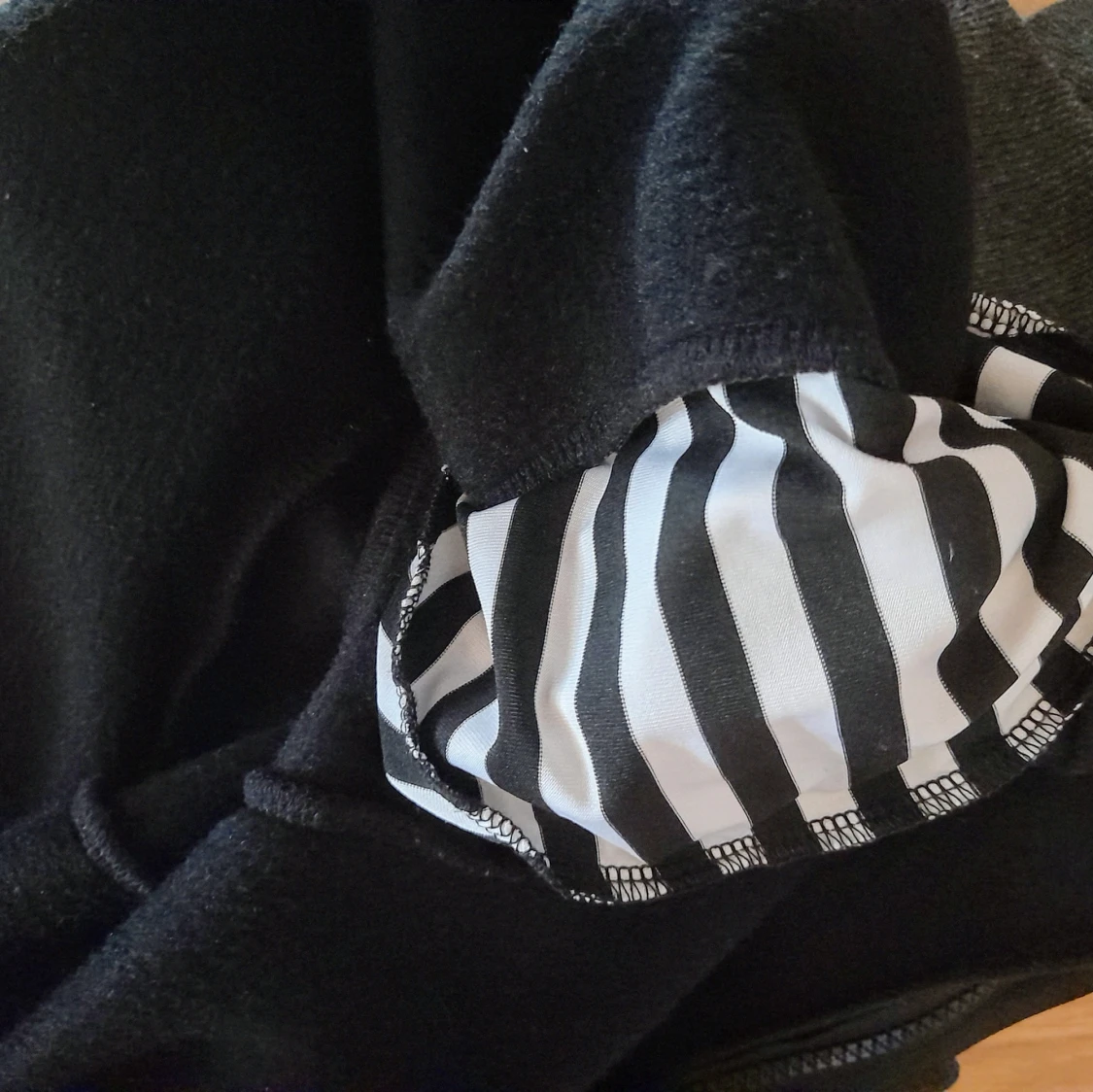 Svart hoodie med bärinsats och zebramönster - 3