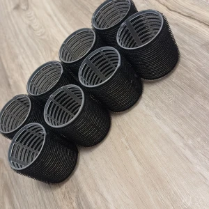 Svarta papiljotter! - Säljer åtta stycken svarta hårspolar i plast med kardborre. Perfekta för att skapa volym och lockar i håret. Lätta att använda och passar de flesta hårtyper. Smidiga att ta med på resan eller använda hemma. Från primark och endast använda 1 gång! Kommer såklart tvättade och rengjorda❤️