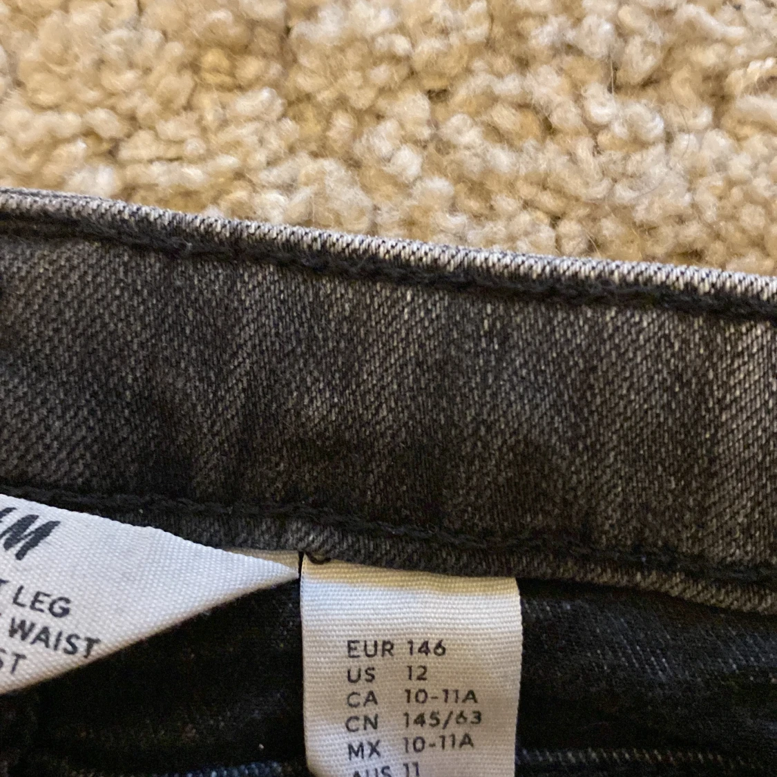 Grå bootcut jeans med knappar - 2