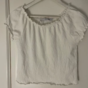 Vit topp - Vit topp från lager 157 som är perfekt till sommaren  🤍 Är knappt använd så är i mycket fint skick 