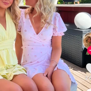 Rosa klänning, nyskick - En jätte fin trendig blomklänning från Gina tricot med en pytteliten defekt som dock inte syns! 💗 I nyskick!!!