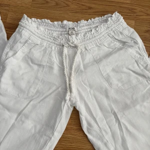 Lågmidjade linnebyxor - Säljer ett par vita linnebyxor från Roxy! Nästintill nyskick!