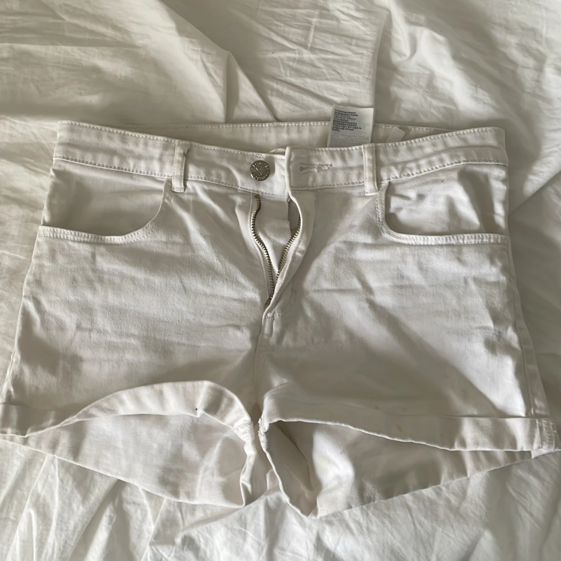 Vita jeansshorts från H&M