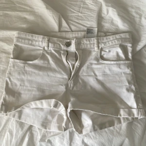 Vita jeansshorts från H&M - Säljer ett par klassiska vita jeansshorts från H&M med normal passform. Bra skick, (ingen tecken på användning) 