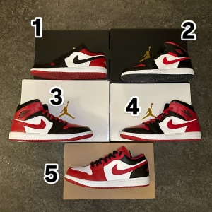 Jordans skor 700 kr/styck - Alla skorna har köpts Zalando eller Nike appen (kvitto finns på alla), kan mötas vid centrala stockholm annars finns dom för hämtning vid Centrala Huddinge, vill ni köpa med Plick frakt finns dom enskilt uppe på profil. 1.  Jordan 1 Low Bred Toe | Storlek: 42   2.  Jordan 1 Mid Black Fire Red | Storlek: 40 3.  Jordan 1 Mid Alternate Bread Toe | Storlek: 43 4.  Jordan 1 Mid Alternate Bread Toe | Storlek: 42.5 5.  Jordan 1 Low Bulls | Storlek: 43 (Får inte plats för att skriva resten)