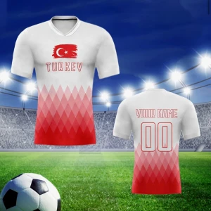 Turkiet fotbollströja med rödvit design - NI VÄLJER STORLEK! Snygg fotbollströja inspirerad av Turkiets landslag. Tröjan är vit upptill och övergår i rött med diamantmönster. Turkiets flagga och texten 'TURKEY' på bröstet. Kortärmad och perfekt för match eller träning.