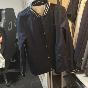 Reversible Tommy hilfiger jacka - Reversibel Tommy hilfiger jacka. Dunder skick. Nästan aldrig använd.