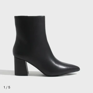 Svarta boots med klack och spetsig tå - Säljer mina super snygga klackar från Nelly i storlek 37🥰