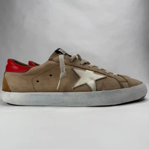 Beige sneakers från Golden Goose med röd häl - Sneakers från Golden Goose storlek 42 Nypris 5000kr 